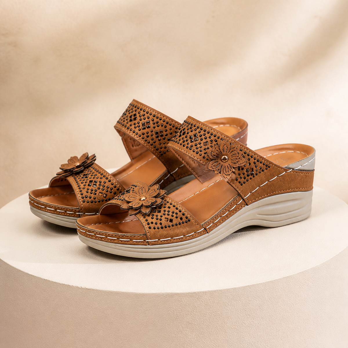 Paire de mules compensées marron à fleur en vue studio