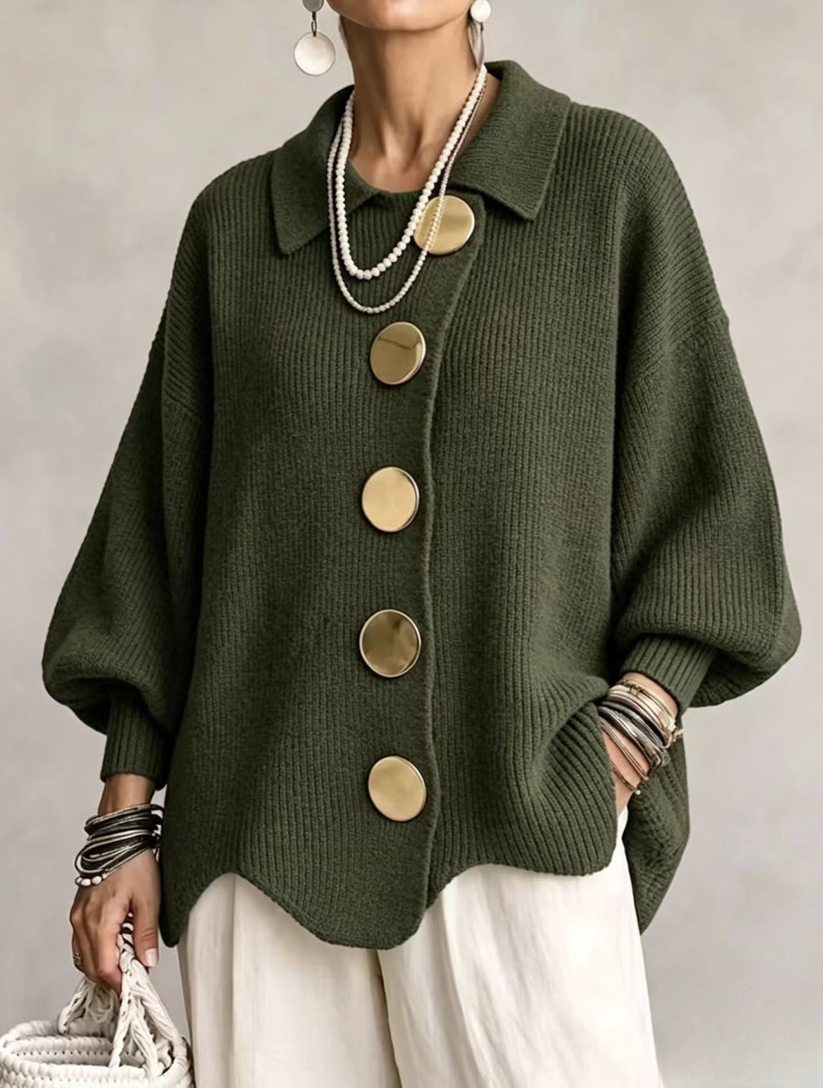 Cardigan Madeleine vert olive à col rabattu et grands boutons dorés, porté de face