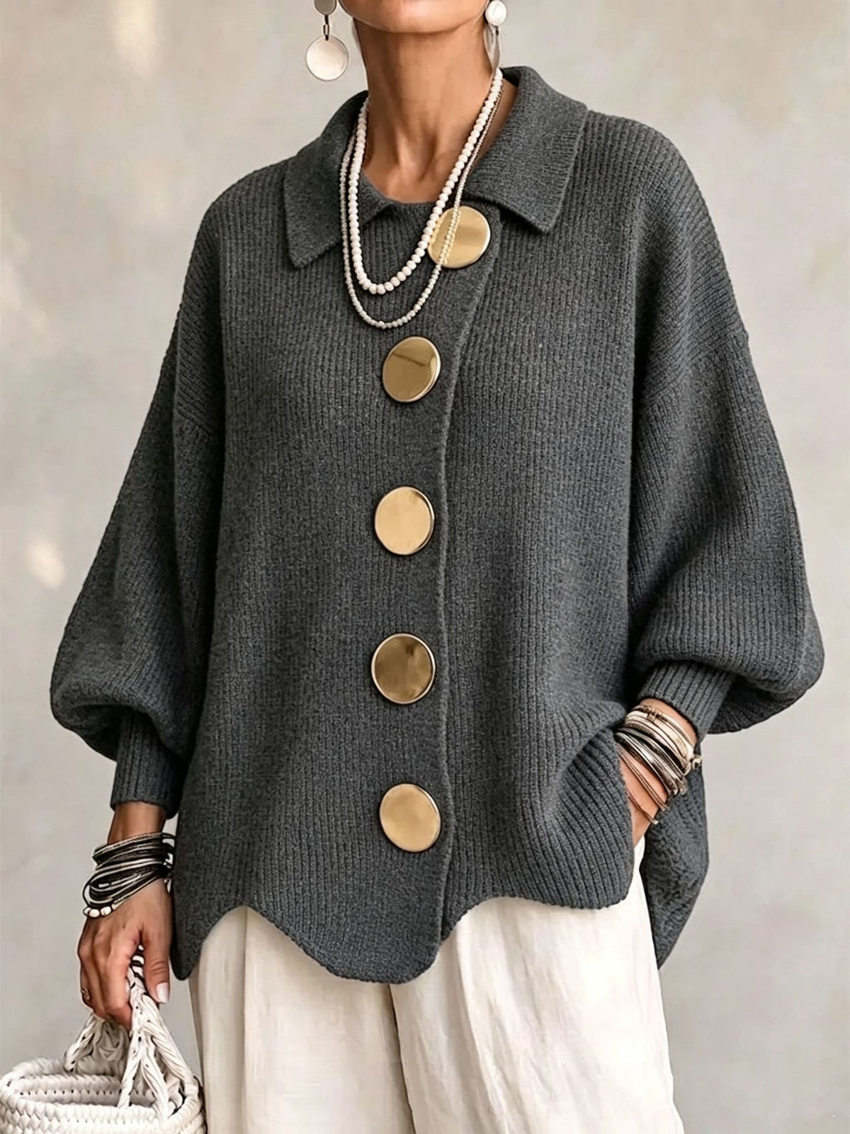 Cardigan Madeleine gris foncé à col rabattu et grands boutons dorés, porté de face