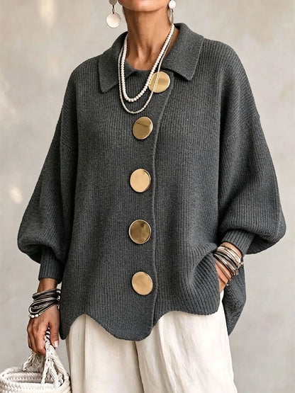 Cardigan Madeleine gris foncé à col rabattu et grands boutons dorés, porté de face