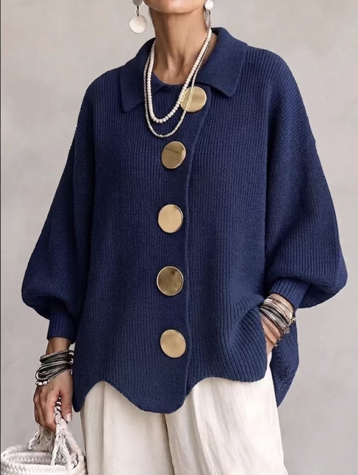 Cardigan Madeleine bleu marine à col rabattu et grands boutons dorés, porté de face