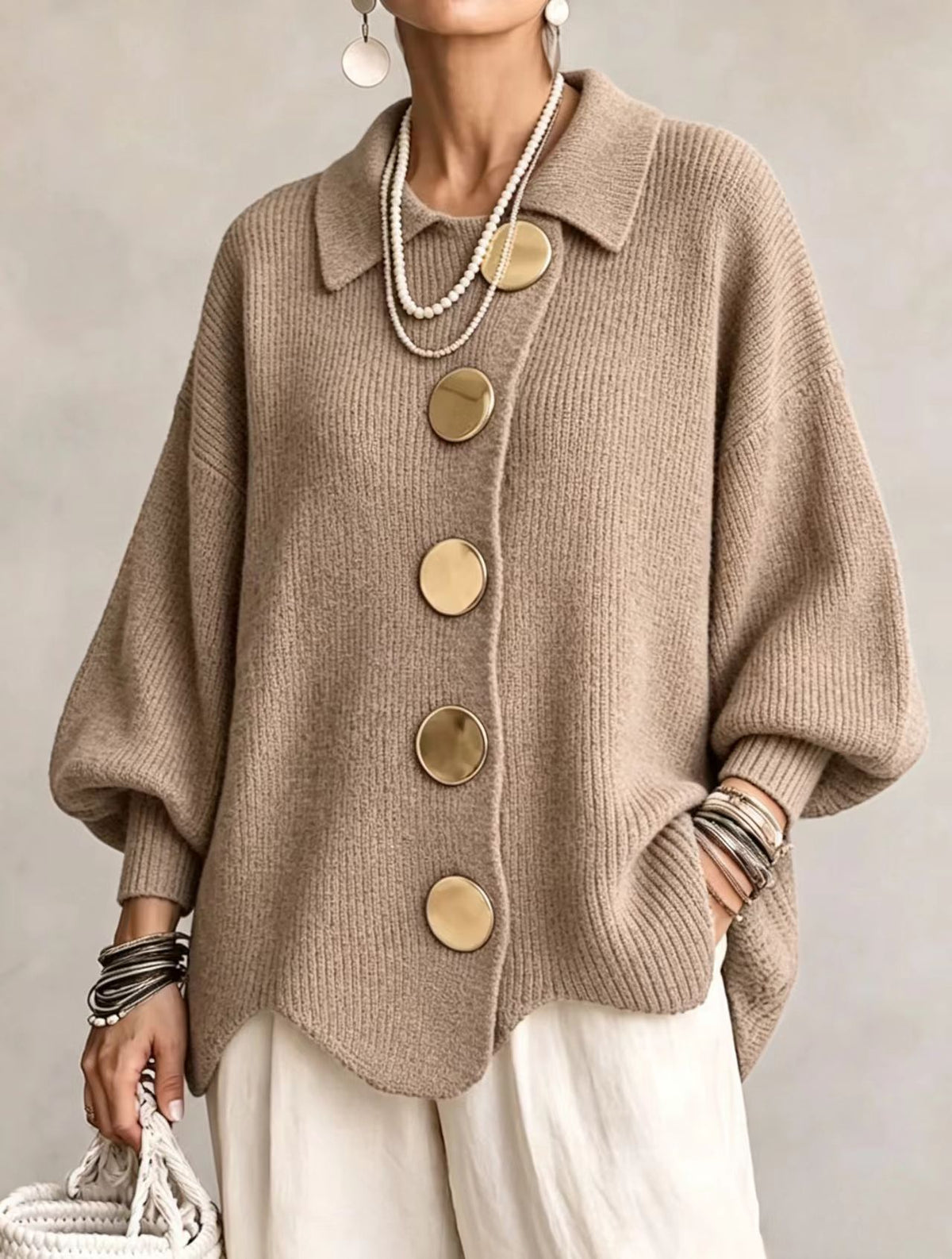 Cardigan Madeleine beige taupe à col rabattu et grands boutons dorés, porté de face