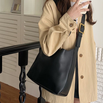 Sac Margot noir porté avec une tenue beige, vue rapprochée