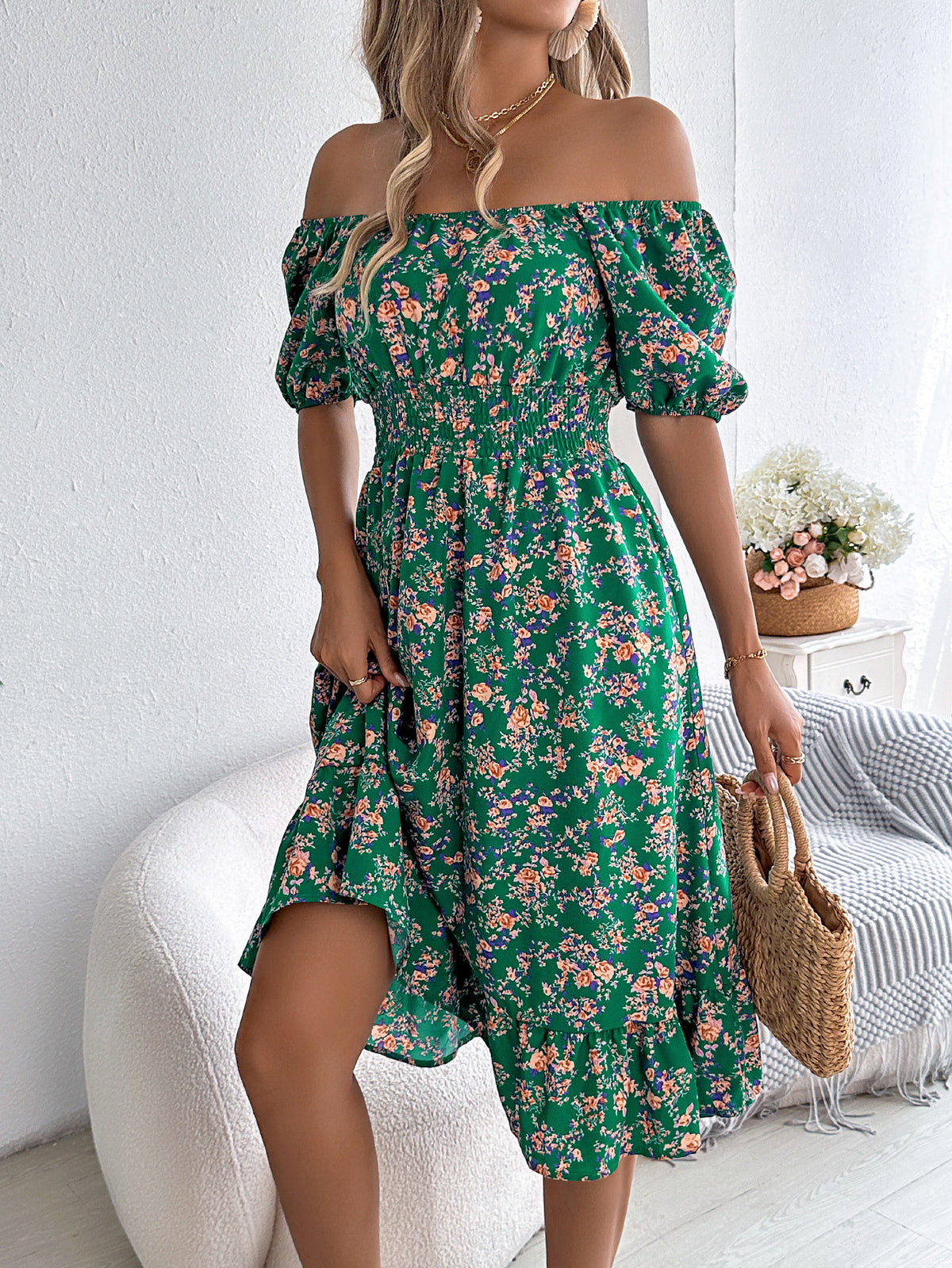 Robe Camille verte portée avec un panier