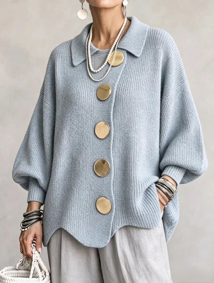 Cardigan Madeleine bleu ciel à col rabattu et grands boutons dorés, porté de face
