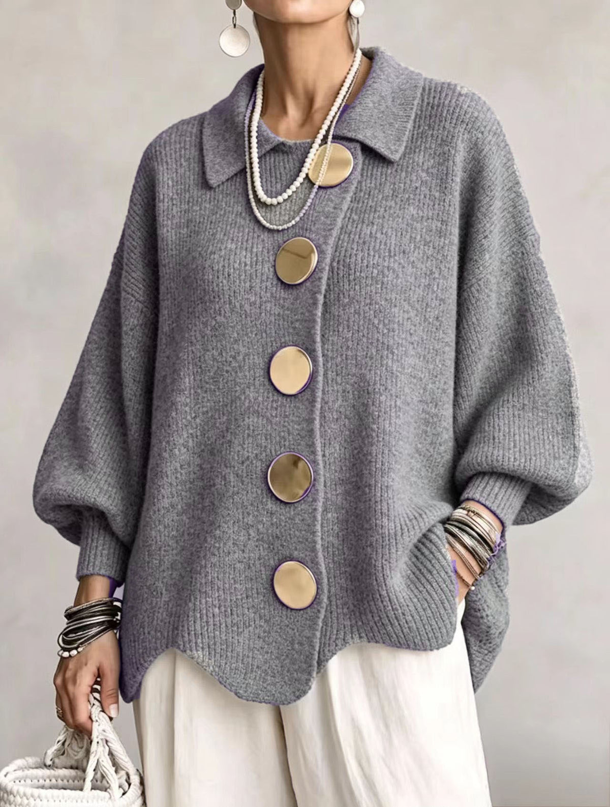 Cardigan Madeleine gris à col rabattu et grands boutons dorés, porté de face