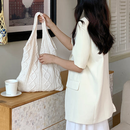 Cabas Juliette blanc présenté à la main dans un intérieur