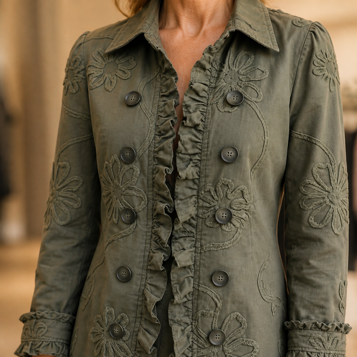 Détail des broderies florales et volants de la veste Amélie vert armée