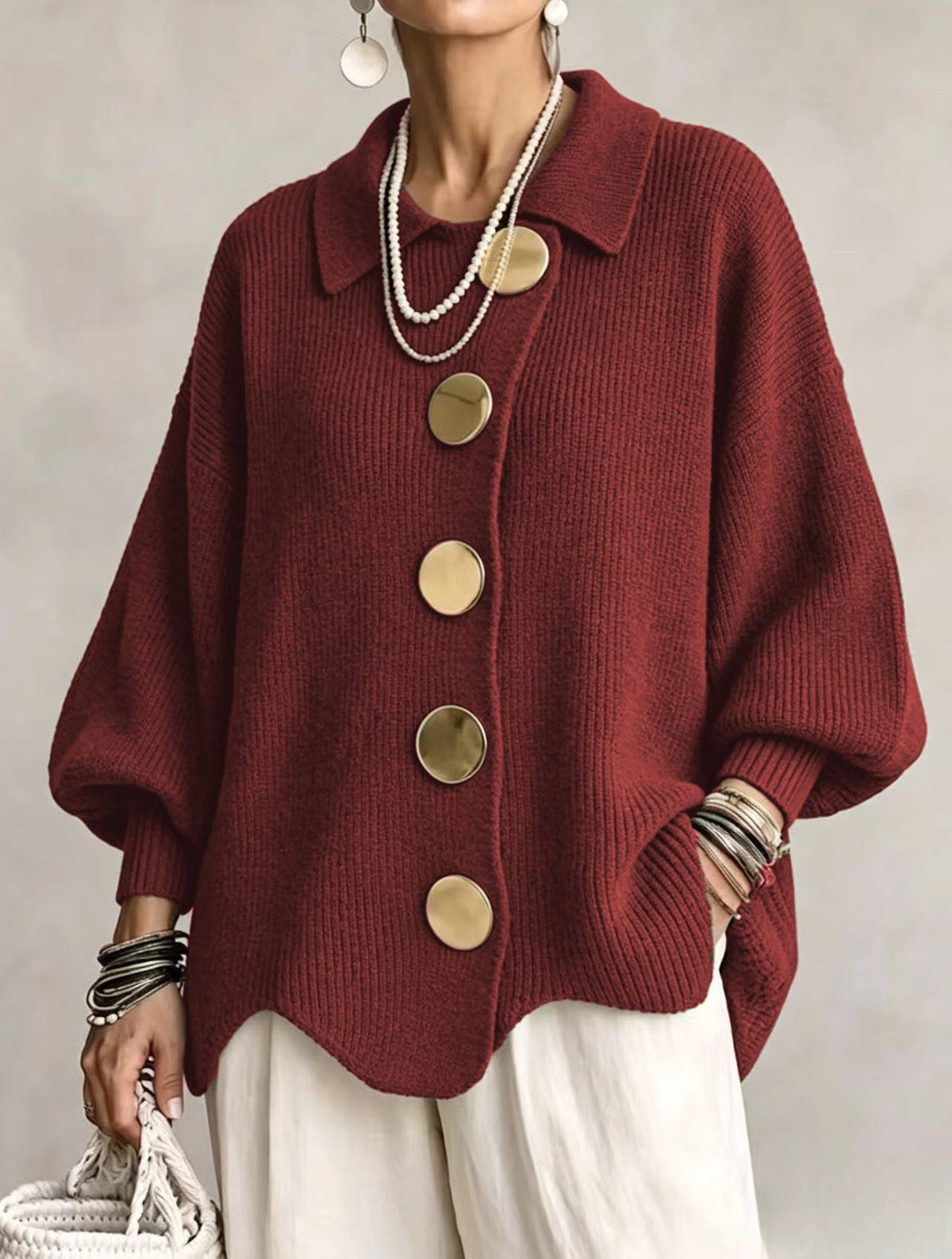 Cardigan Madeleine rouge bordeaux à col rabattu et grands boutons dorés, porté de face