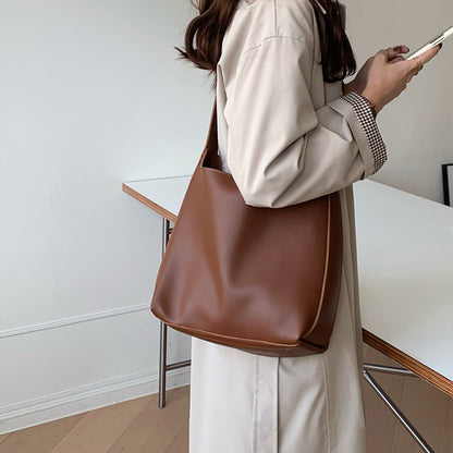 Sac Margot marron porté de profil à l’épaule