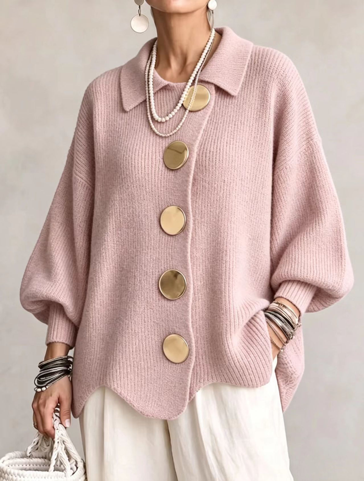 Cardigan Madeleine rose à col rabattu et grands boutons dorés, porté de face