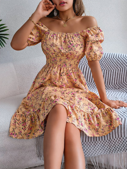 Robe Camille jaune à fleurs roses, vue portée