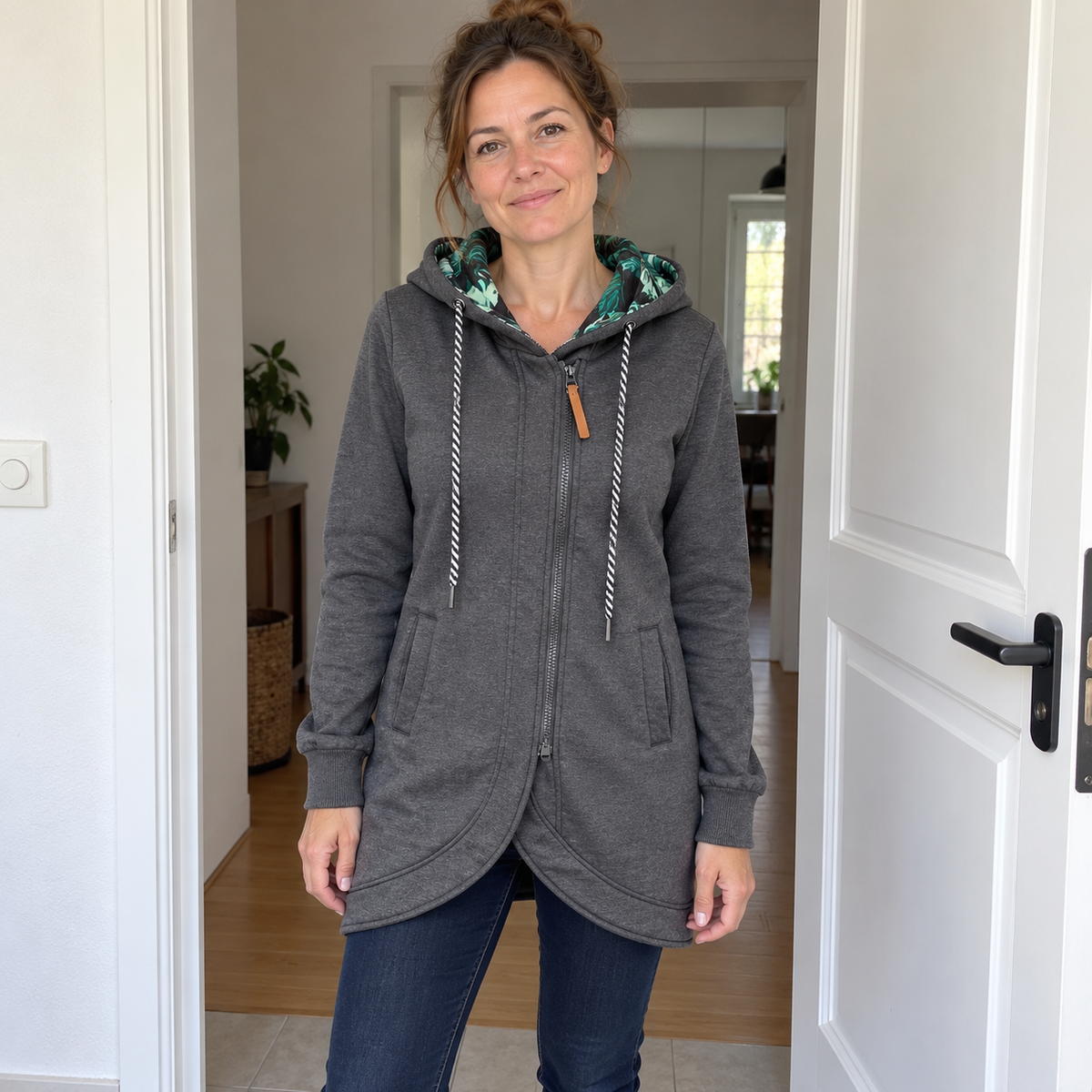 Veste Camille gris chiné portée avec un jean dans une entrée lumineuse