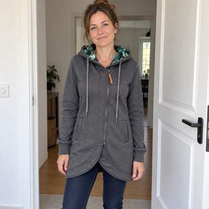 Veste Camille gris chiné portée avec un jean dans une entrée lumineuse