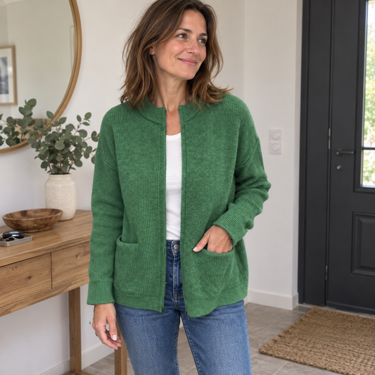Veste en maille verte portée avec un jean à la maison