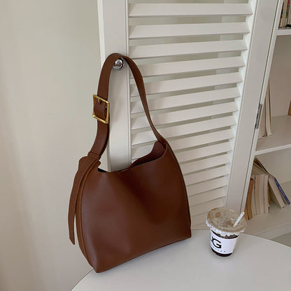Sac Margot marron posé devant des volets, détail de la silhouette