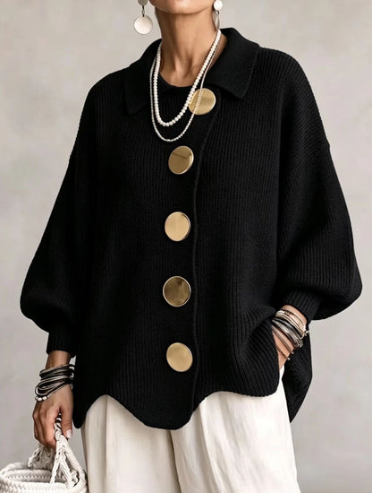 Cardigan Madeleine noir à col rabattu et grands boutons dorés, porté de face