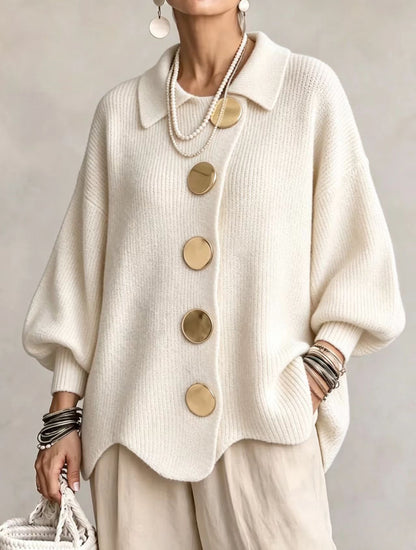 Cardigan Madeleine écru à col rabattu et grands boutons dorés, porté de face
