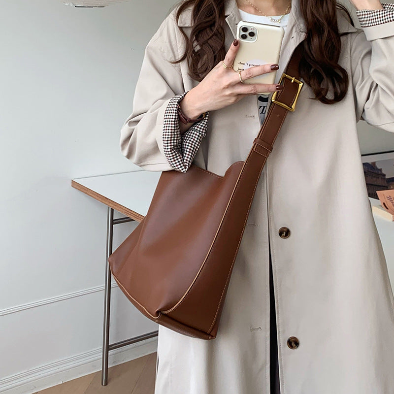Sac Margot marron porté sur une tenue claire, vue rapprochée