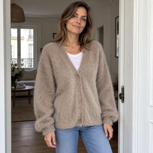 Élodie — cardigan taupe, porté au quotidien