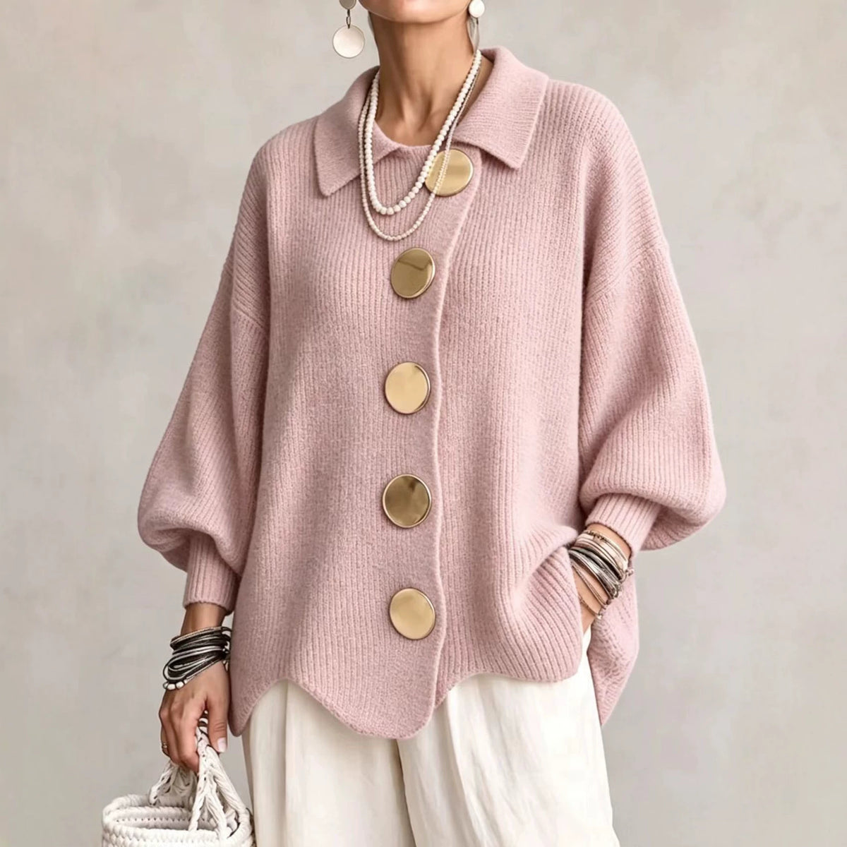 Cardigan Madeleine rose à col rabattu et grands boutons dorés, porté de face