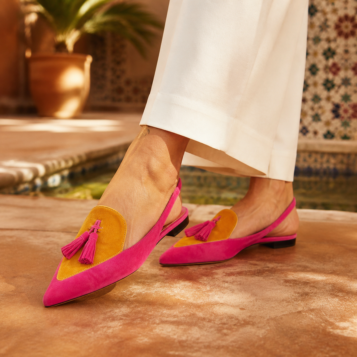 Inès slingbacks magenta et jaune portées dans un riad lumineux