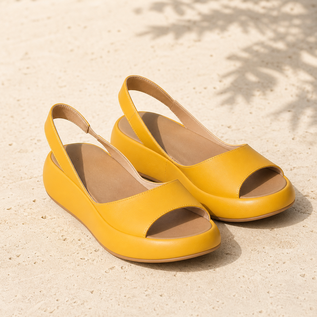 Paire de sandales Jelly jaunes sur fond pierre clair