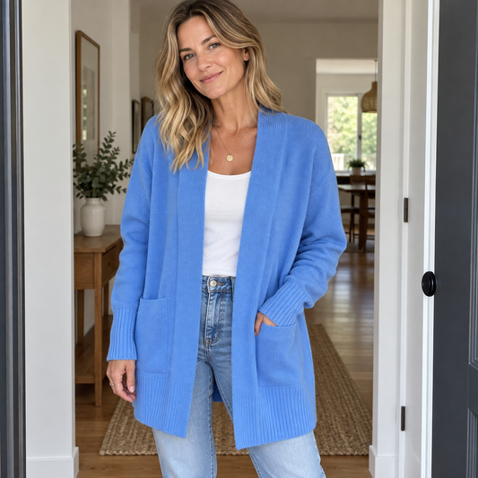 Juliette — cardigan bleu, porté au quotidien