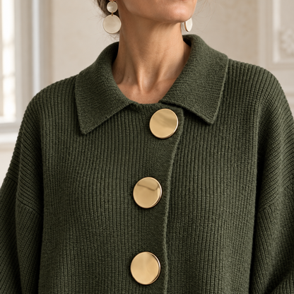 Détail du col et des grands boutons dorés du cardigan vert olive