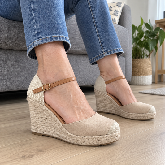 Espadrilles Margot beige portées avec un jean, vue rapprochée à la maison