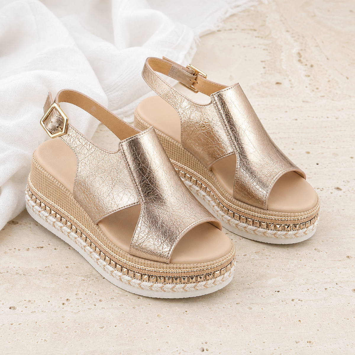 Noémie — sandales compensées dorées vue studio
