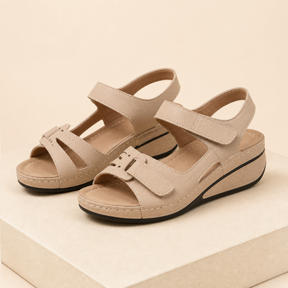 Paire de sandales beige à brides réglables en vue studio