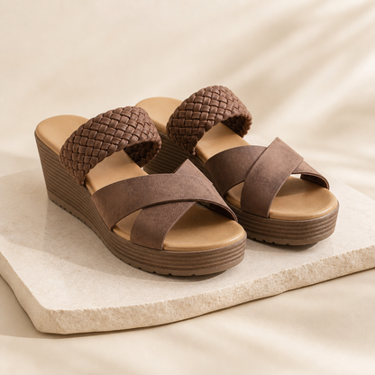 Paire de sandales à brides croisées café en studio