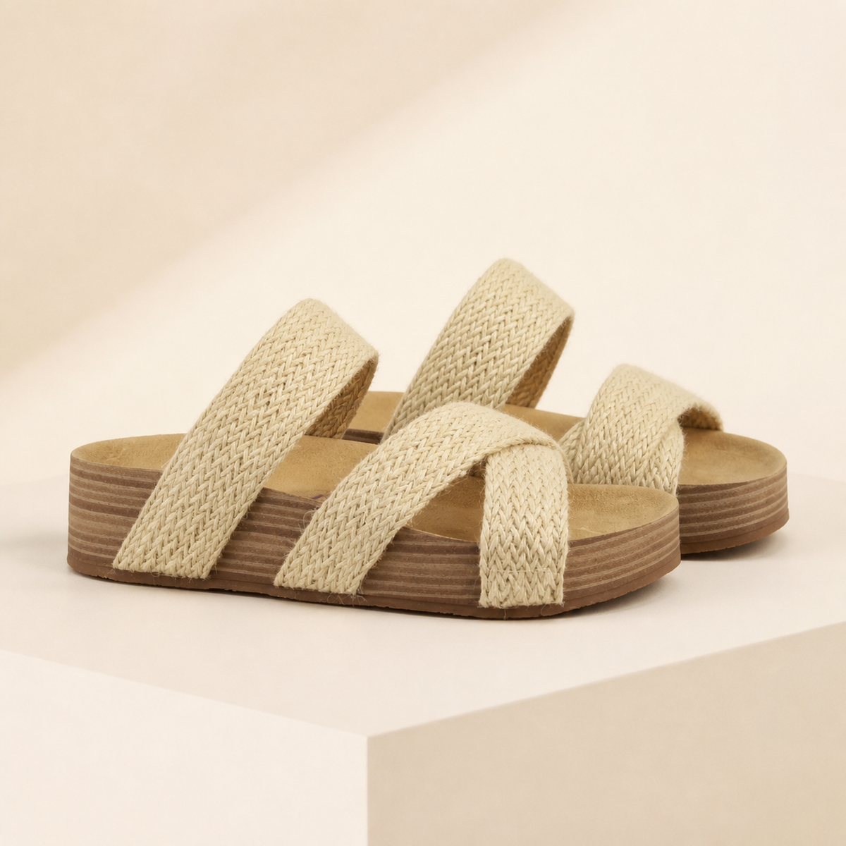 Paire de sandales à brides tressées beige naturel en studio
