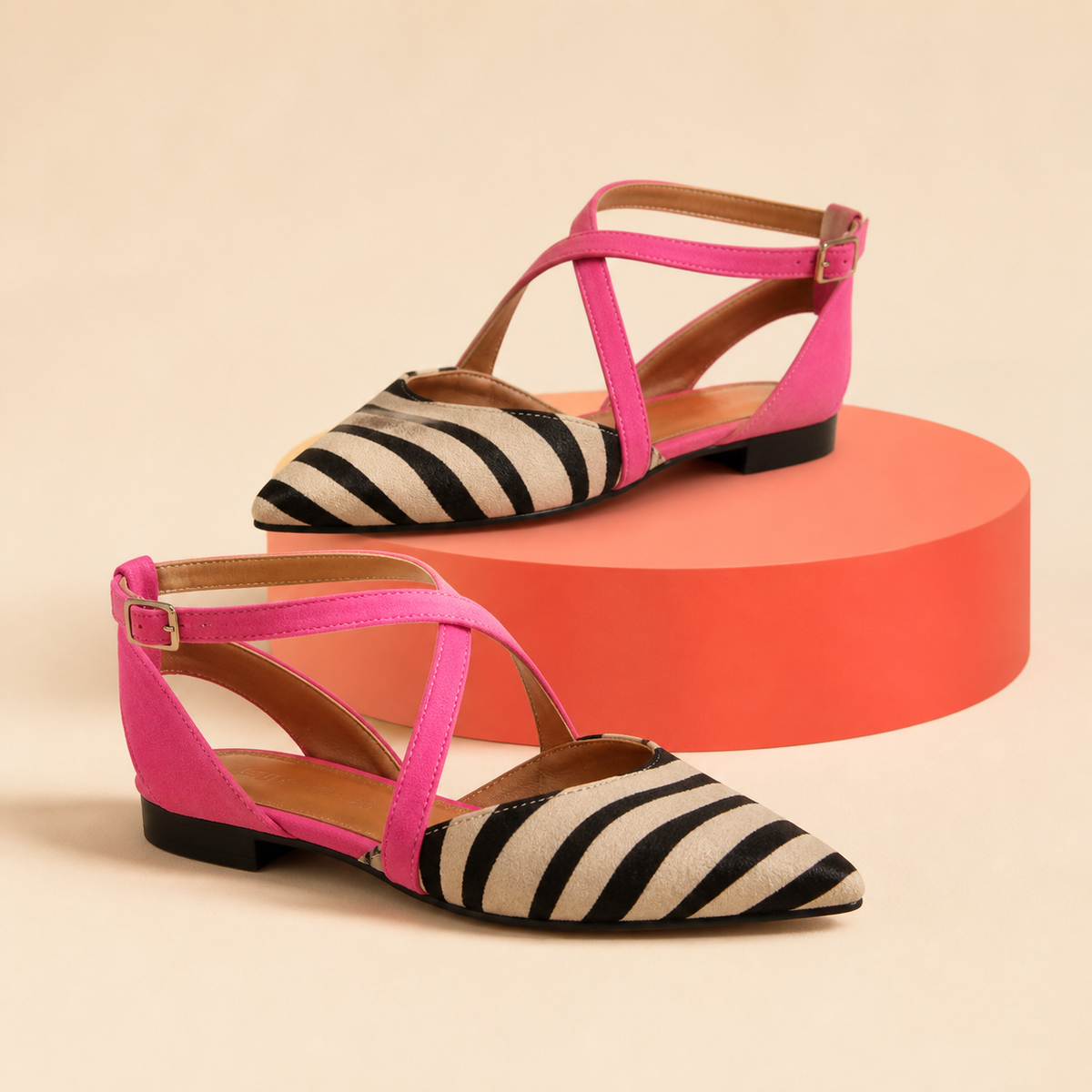 Paire de slingbacks Zélie zébrées beige et rose sur fond studio